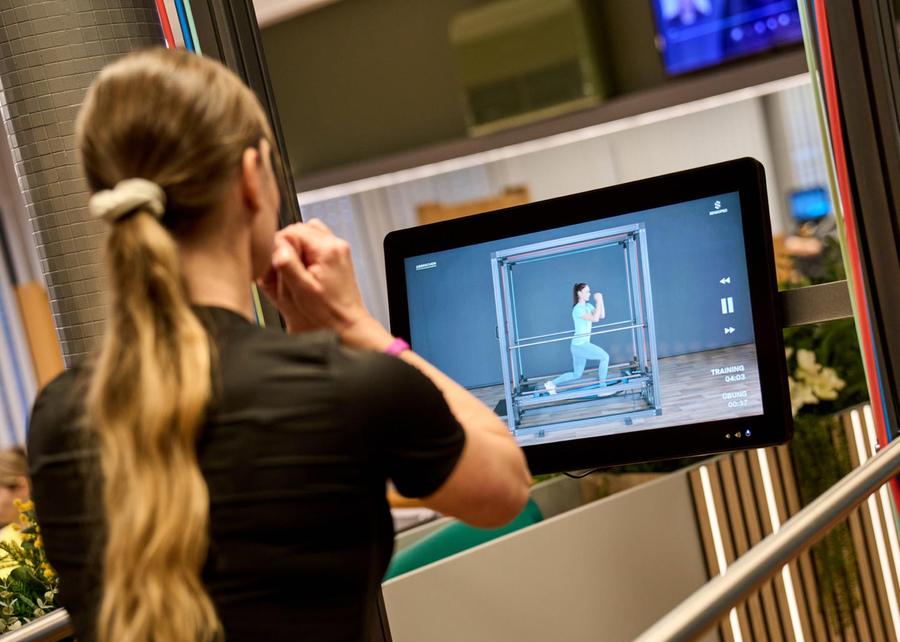 Trainierende folgt der Videoanleitung auf dem Bildschirm der Sensopro Luna